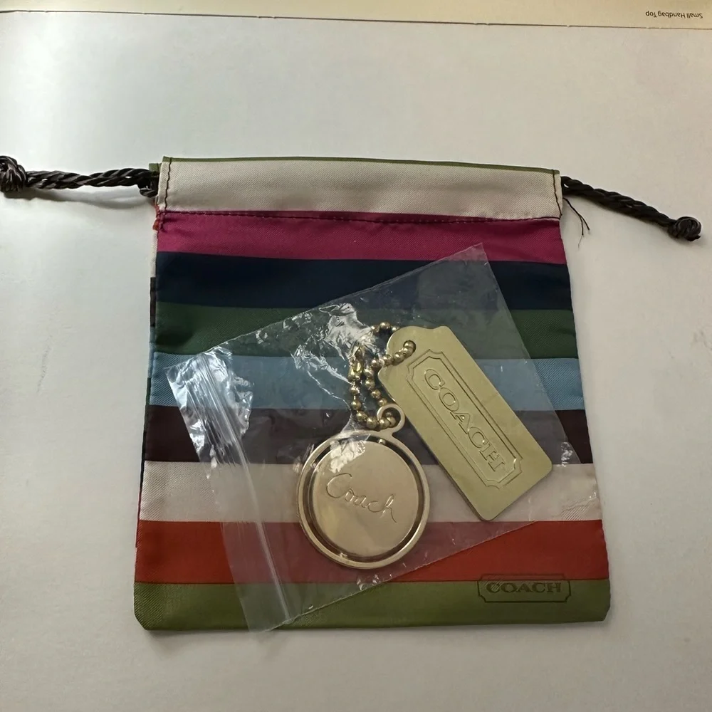 Coach Tag (gold tone) - Picture 3 of 3